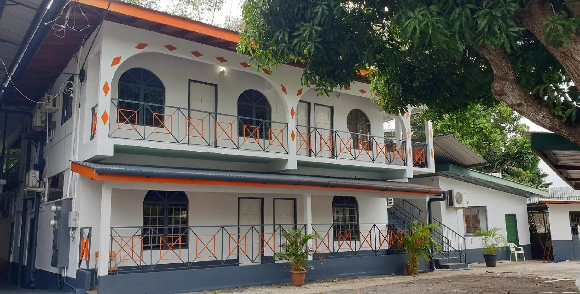 Queen'S Comfort Inn Belmont